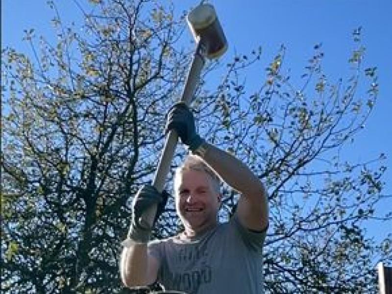 Pfosten einschlagen für Hochstammbäume